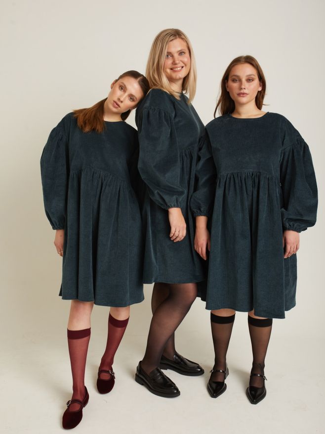 Ráno připomnělo: podzim se blíží🍂 A šaty Julie z manšestru? Přesně pro tuhle náladu — hebké, pohodlné a snadno...